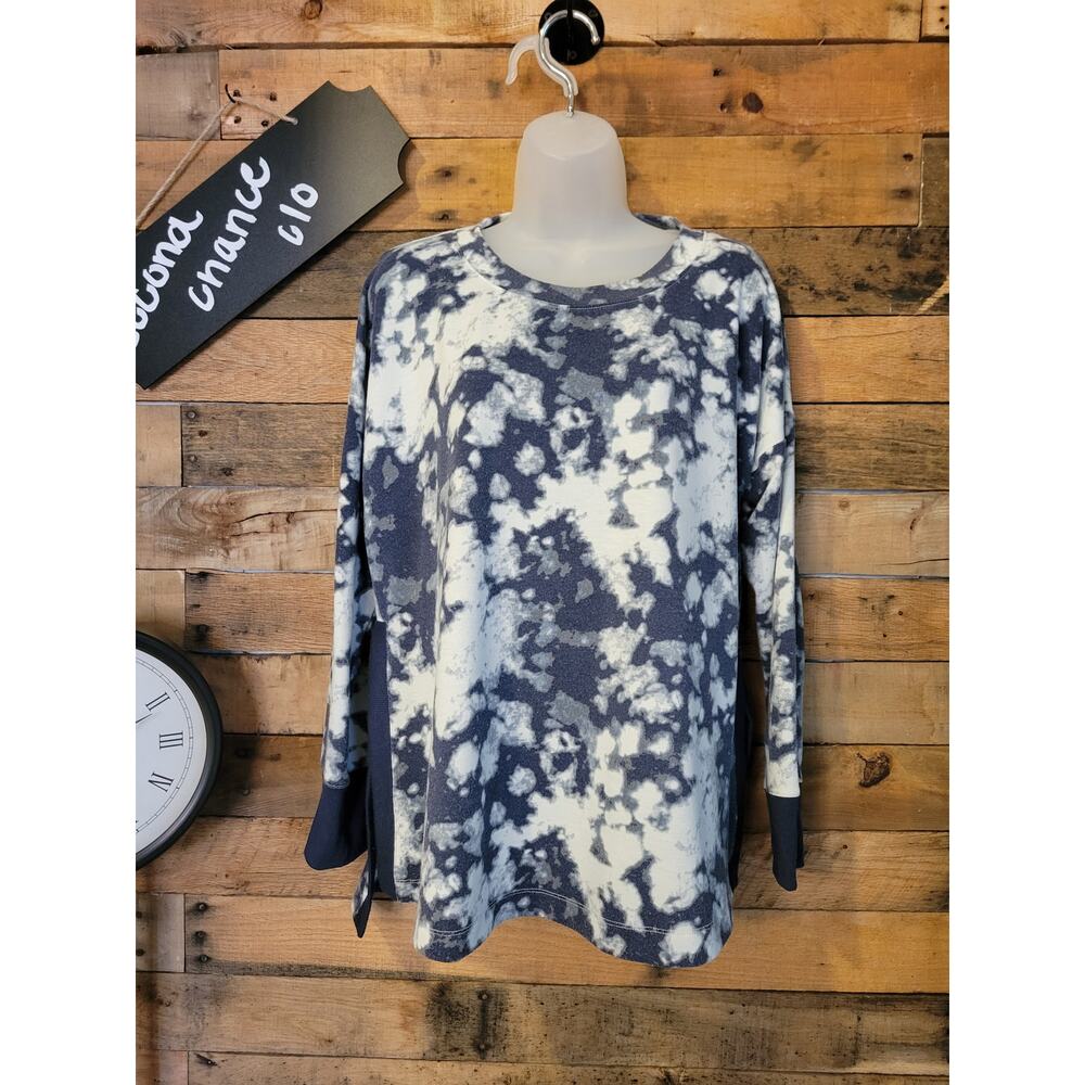 Wonderly women's cloud like design oversized blue/white top size small